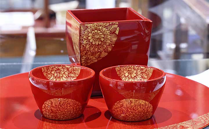Urushi lacquer: Coating material of indomitable beauty, essential