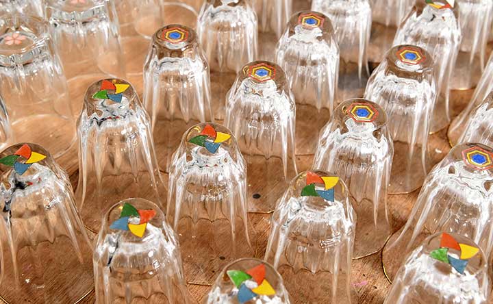 工芸の郷から】高岡漆器 ガラスに螺鈿細工 柔軟思考 | 紡ぐプロジェクト